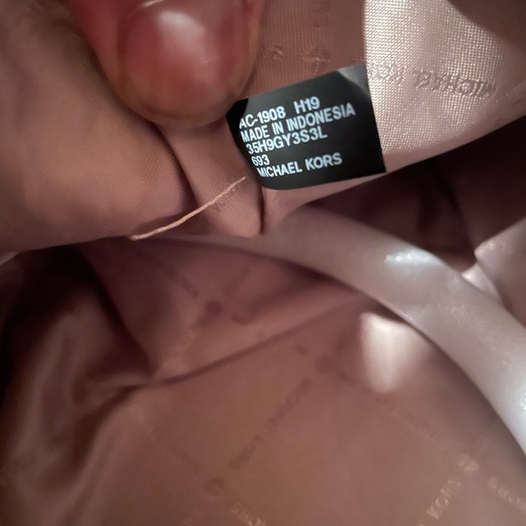 MICHAEL KORS EMMY DOME LARGE SATCHEL LEATHER SHOULDER BAG - Authentic tags shown - Picture 9 of 9